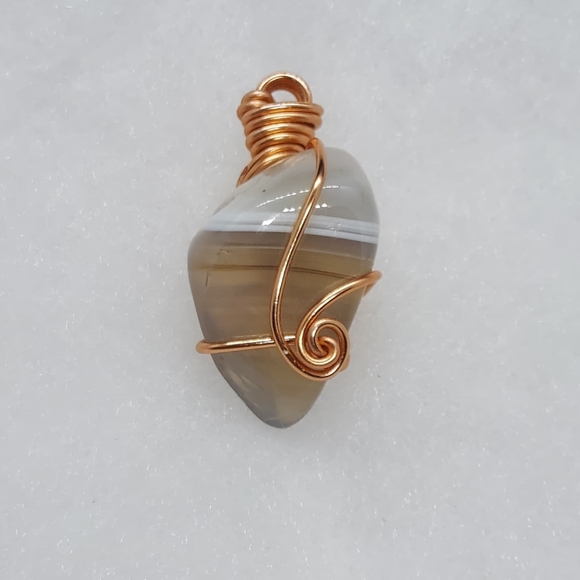 Wire wrapped polished agate necklace pendant. - Picture 3 of 3